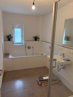 Bild 1 Bad mit Dusche und Badewanne.jpg