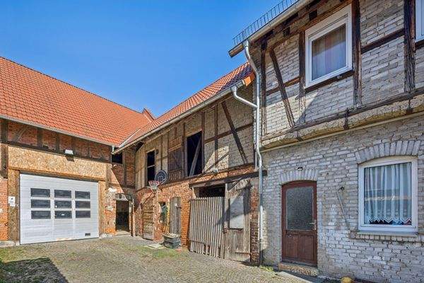 Nebengebäude und Scheune