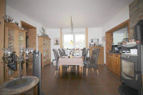 Offener Wohn- und Essbereich mit Kaminofen