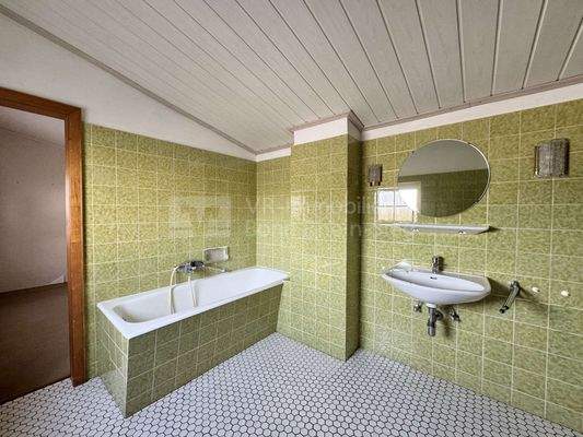 Badezimmer mit Badewanne