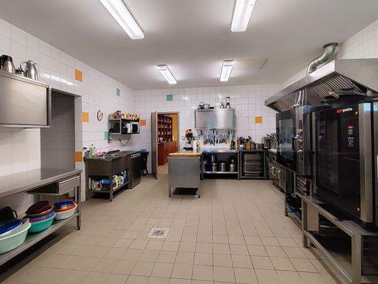 Voll ausgestattete Küche 