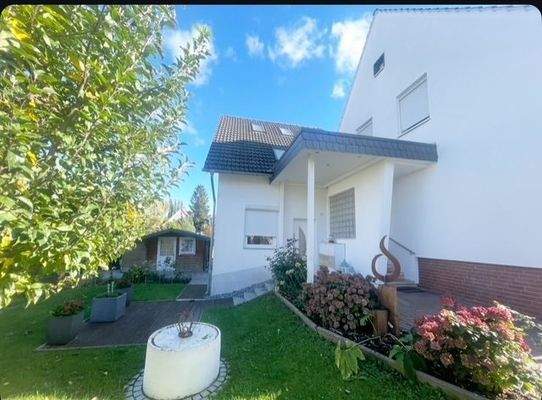 Hausansicht Eingangsbereich Vorgarten