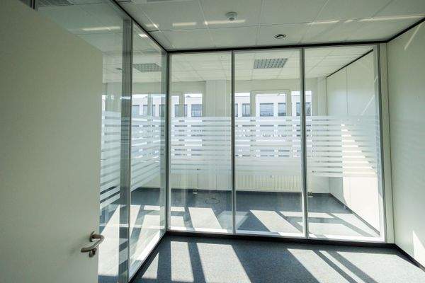 Raumteilung durch Glastrennwände