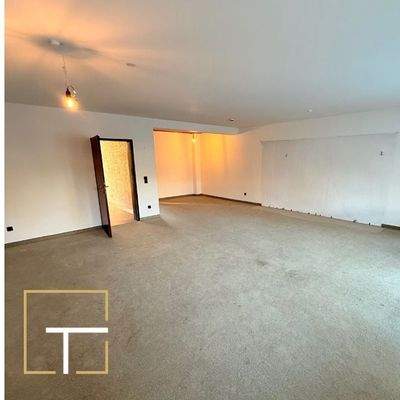 Leeres Zimmer mit Teppich