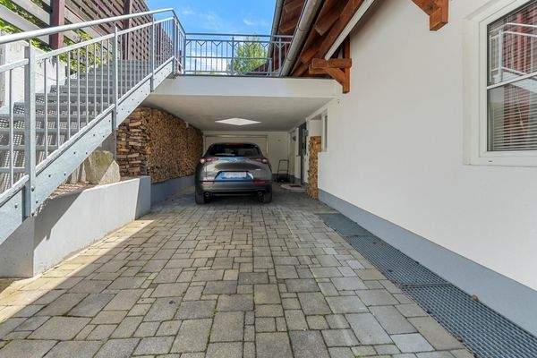 Überdachter Zugangsbereich mit Garage und Carport