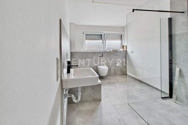 Badezimmer mit Tageslichtfenster