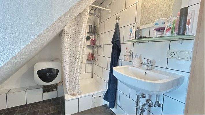 Badezimmer mit Dusche im DG