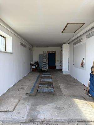 Garage innen mit Grube