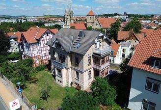 Frontansicht mit Blick zur Liebfrauenkirche