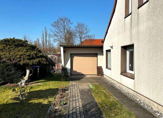 Einfahrt mit Garage.jpg