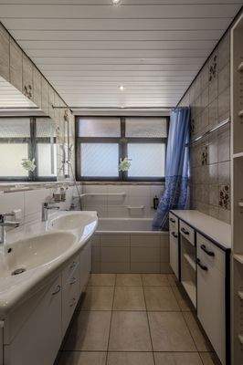 Tageslichtbad mit Badewanne und Doppelwaschbecken