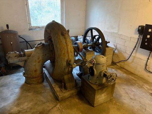 Wasserturbine im separaten Turbinenhaus