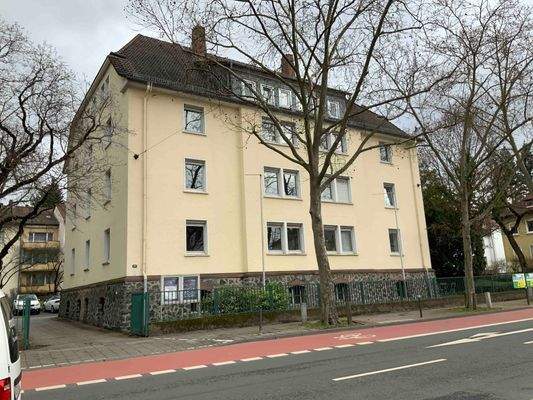 Ansicht der Zufahrt zum Parkplatz der Liegenschaft