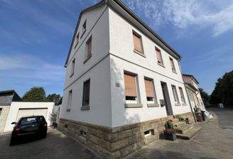 Vorder und Seitenansicht Haus