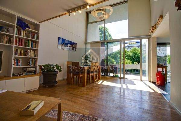 Beeindruckender Blick vom Wohnzimmer auf die raumh