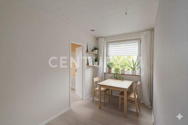 Essecke unter dem Flurfenster  ( KI -generiert)