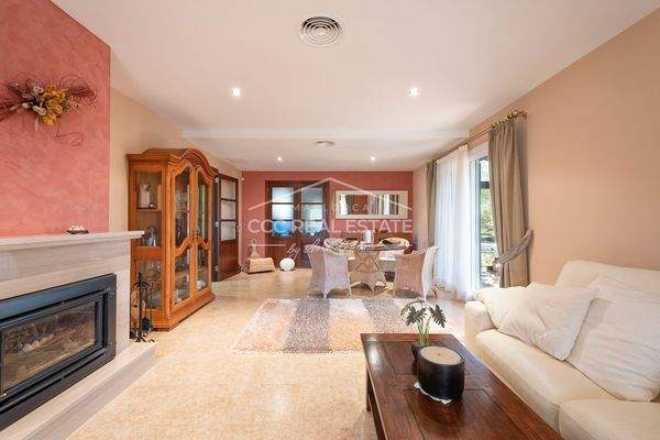 Wohnzimmer mit Kamin...