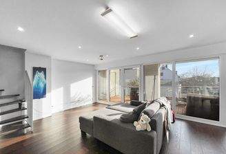 Wohnbereich mit Balkonzugang