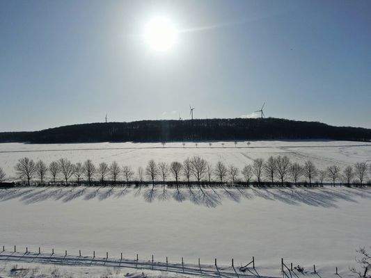 Wintersonne über dem berg