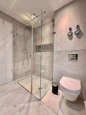 Große bodentiefe Dusche