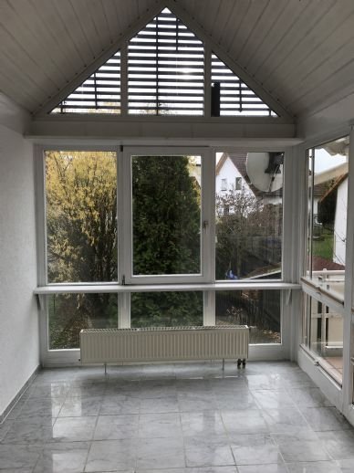 Helle großzügig geschnittene 2,5-Zimmer-Wohnung mit Wintergarten in Weisendorf