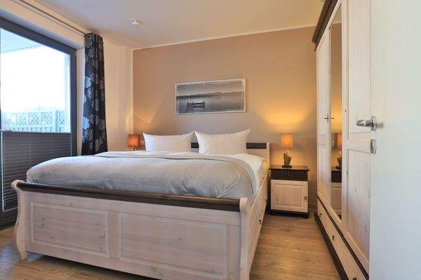 Schlafzimmer mit Zugang zur Terrasse