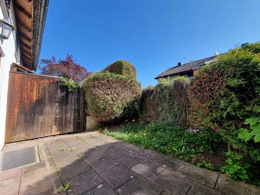 Terrasse und eingewachsener Garten