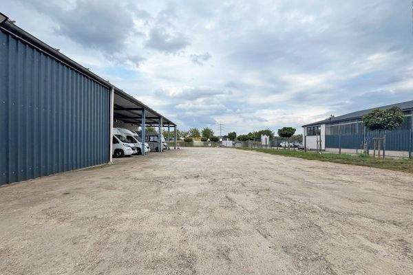 Außenbereich vollständig umzäunt