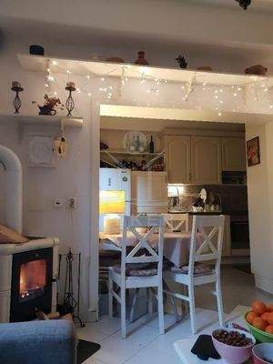 Ein Kaminofen ziert den attraktiven Wohnbereich