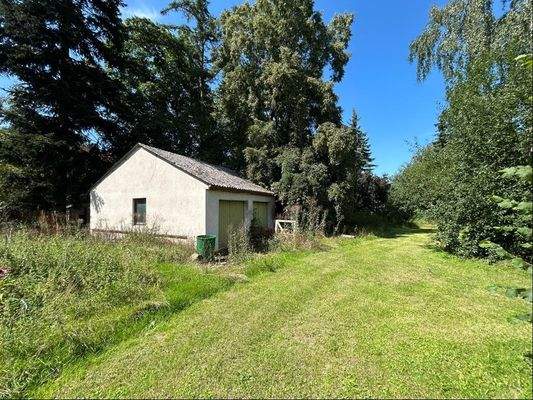 Garten und Doppelgarage