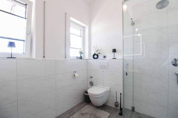 Gäste-WC mit Dusche