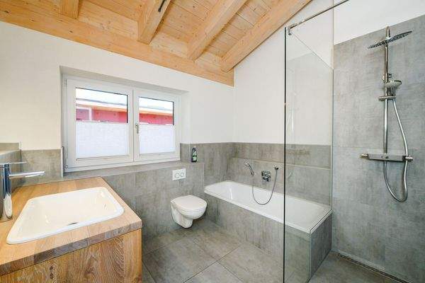 Großzügiges Bad mit Sichtdachstuhl I DG