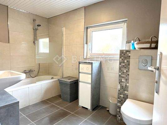 Tageslichtbad mit Wanne