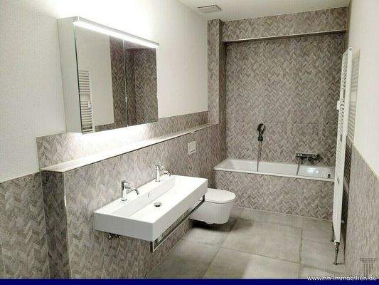 Modernes Badezimmer mit stilvollen Wandfliesen.