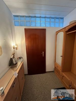 Garderobe mit Zugang zum WC