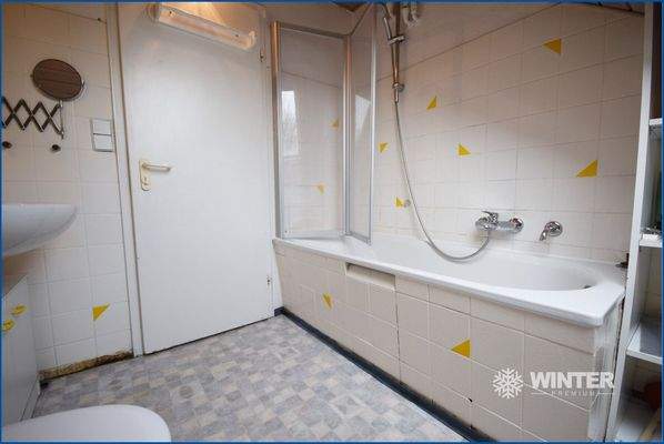 Badezimmer mit Dusch-/Badewanne