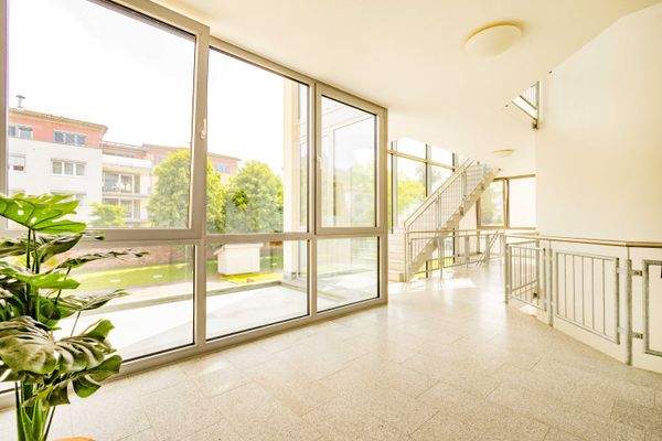 Weitläufiges Treppenhaus mit Aufzug