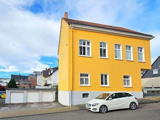 Seitenansicht mit Garagen