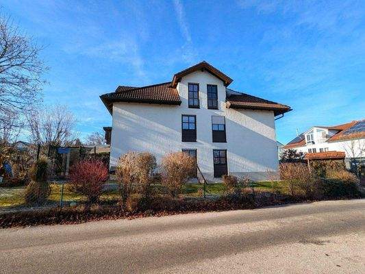 Ostansicht des gepflegten Mehrfamilienhauses