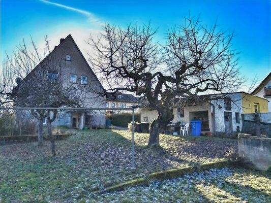 große Gartenfläche mit Nebengebäude