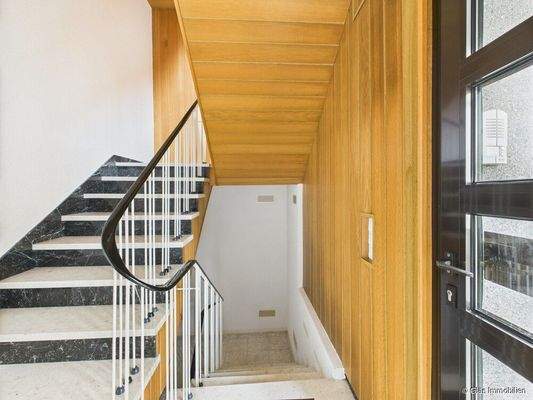 Treppenhaus mit Abgang zum UG und Aufgange 1. OG