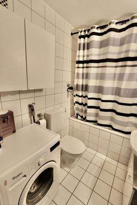 Badezimmer mit WC und Badewann