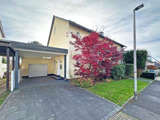 Überdachter Hauseingang mit toller Garage direkt am Haus