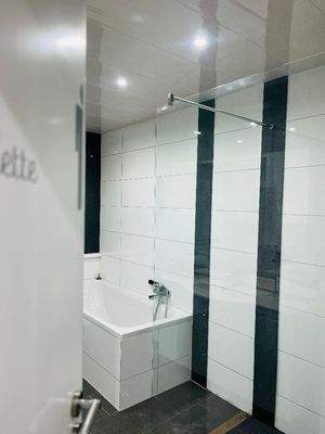 Badezimmer mit Dusche