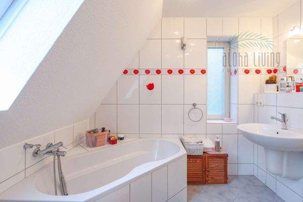 Bathroom (upper floor)