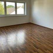 Leeres Zimmer mit Parkettboden