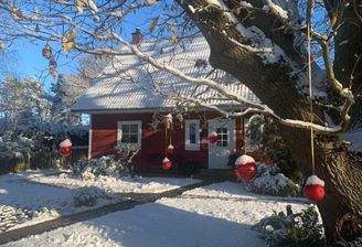das rote Schwedenhaus im Winter