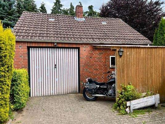 Nebengebäude mit Garage und Werkstatt