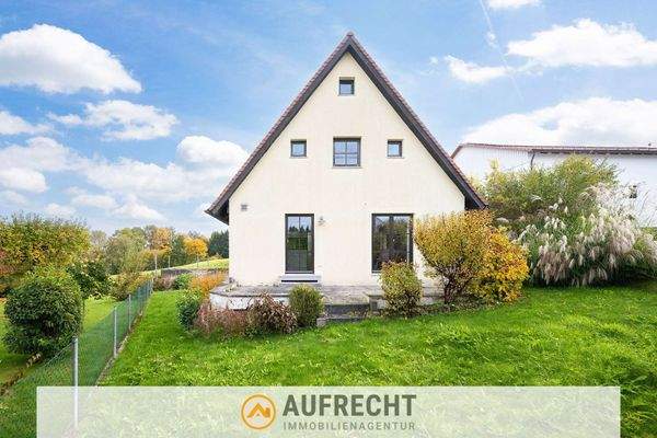 Hausansicht mit Terrasse