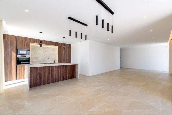 Moderne Küche mit Kochinsel